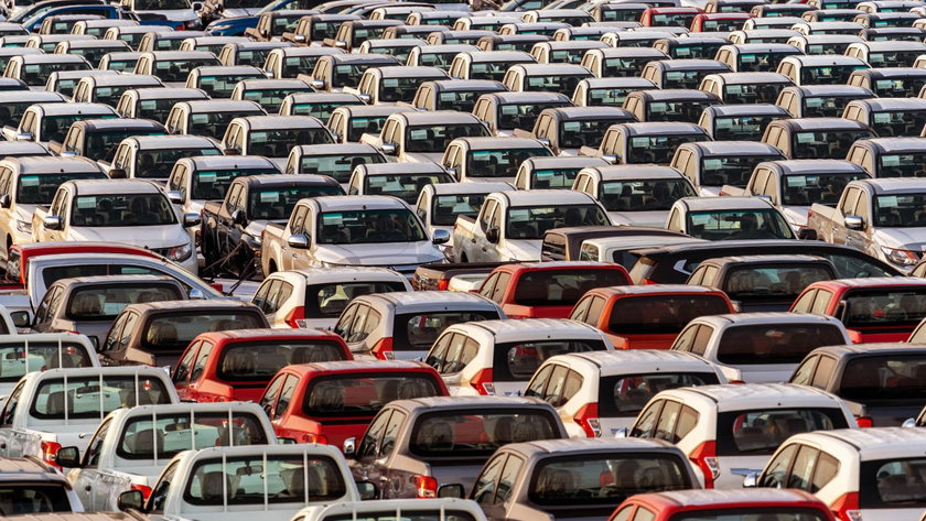 Des pick-up japonais à la sortie d'une usine.