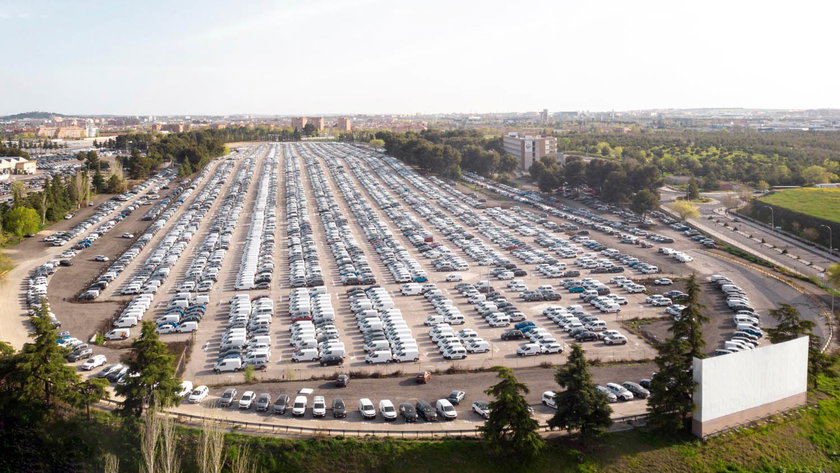 Parking à la sortie d'une usine automobile.