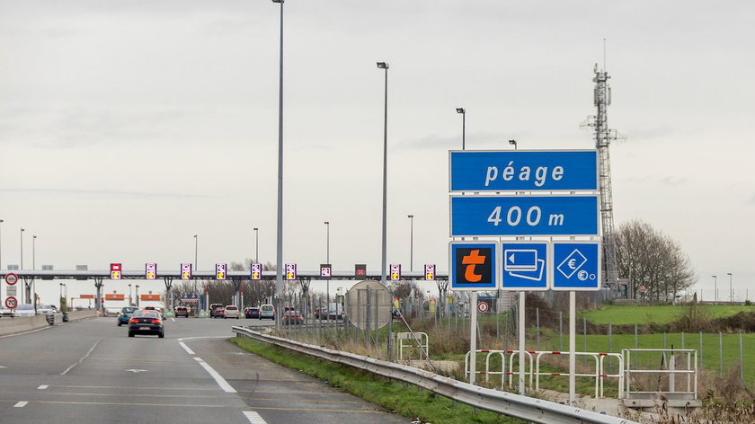 Autoroute_A2_-_Barriere_de_peage_de_Hordain-3
