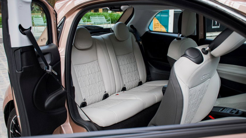 fiat_500_la_prima_3_plus_1_test_interieur_places_arriere_plaats_achteraan
