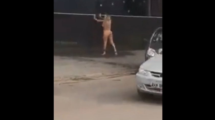 Jonge vrouw protesteert volledig naakt tegen autoverkoper