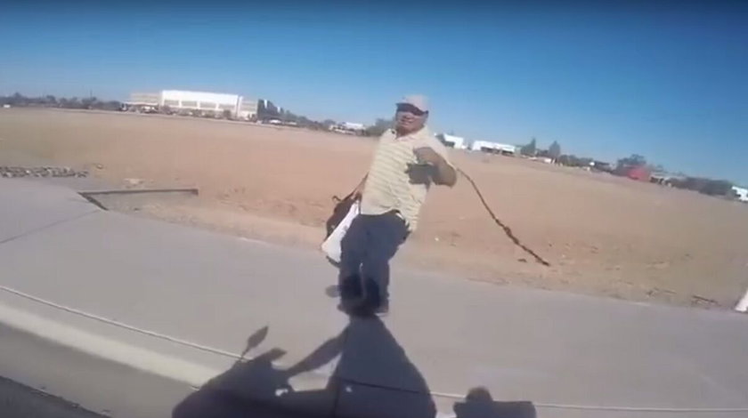 Motorrijder die voetganger helpt is de goede Samaritaan van de week (+VIDEO)