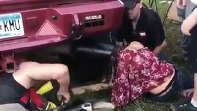 Meisje met hoofd vast in uitlaat op muziekfestival (+VIDEO)