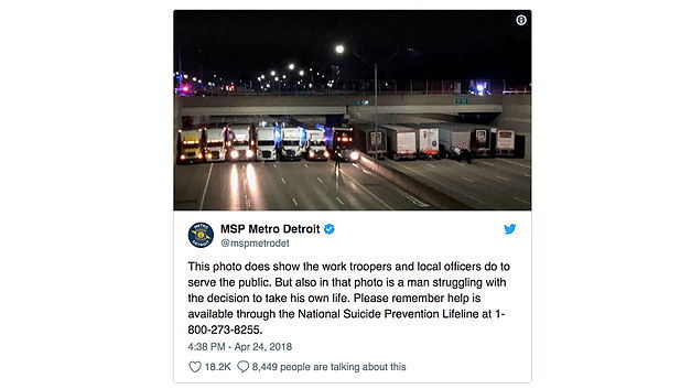 Vrachtwagens blokkeren snelweg om zelfmoord te voorkomen