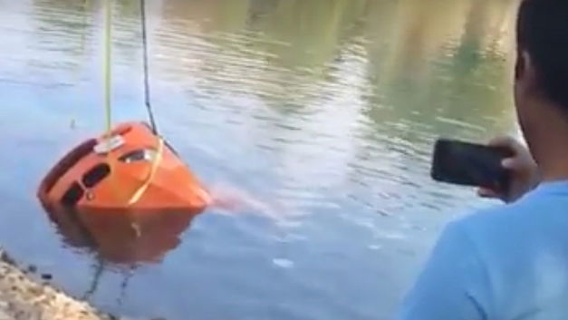 Een BMW uit een vijver vissen, doe je zo! (+VIDEO)