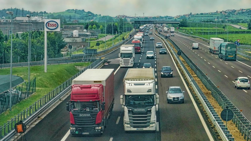 schwoaze-highway-3392100_1280