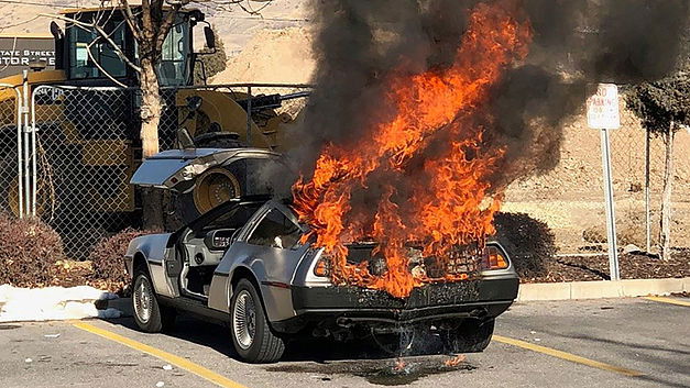 DeLorean in vlammen na onwaarschijnlijk ongeval (+VIDEO)