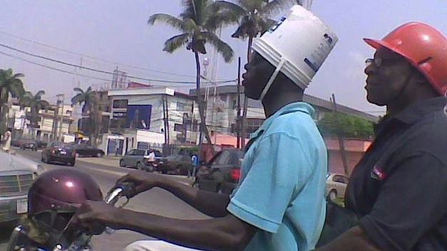 In Benin kan alles dienen als hoofdbescherming!