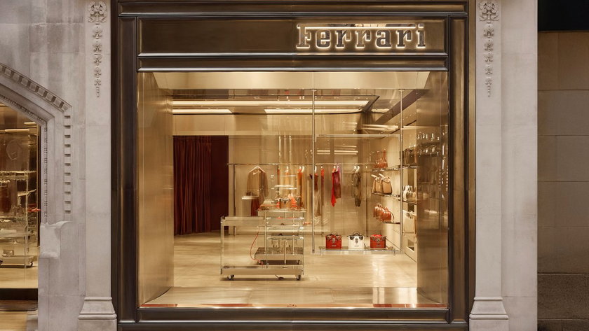 Ferrari London-Flagship-_desk4 (Moyenne)