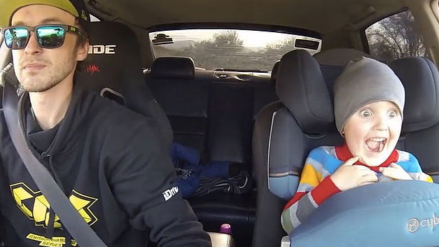 Papa gaat rondje slippen met zoon…