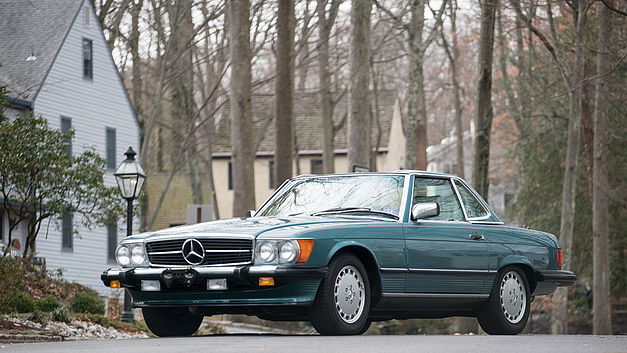 Une Mercedes SL560 presque neuve aux enchères