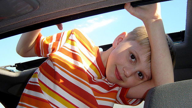 Seul 1 enfant sur 4 est bien attaché en voiture