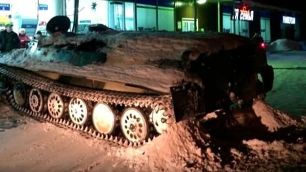 Il casse un magasin avec son char blindé pour voler du vin (+VIDEO)