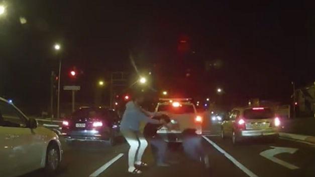 Helpende hand deelt onverwacht in de klappen (+VIDEO)