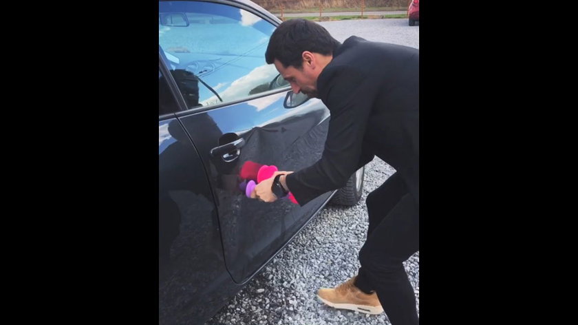 Pourquoi pas débosseler votre voiture avec…. 2 godes ?!