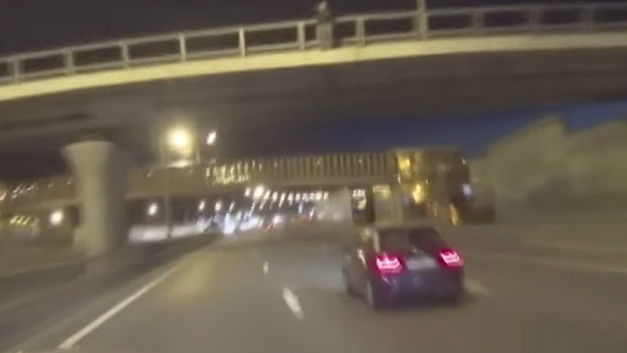 Motorrijder riskeert leven om zelfmoord te voorkomen (+VIDEO)