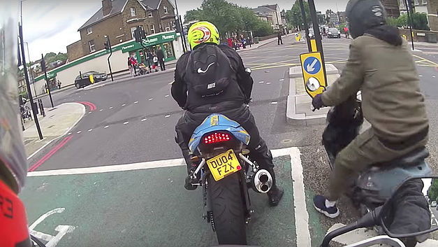 Is dit een poging tot bikejacking? (+VIDEO)