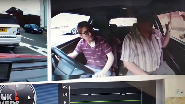 Een voorbeeldige rij-instructeur? (+VIDEO)