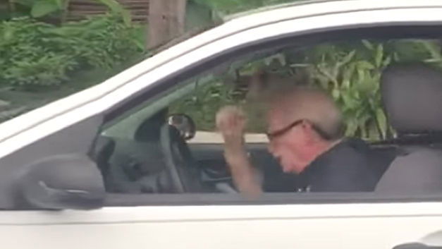 Metallica? Deze headbangende opa is fan! (+VIDEO)