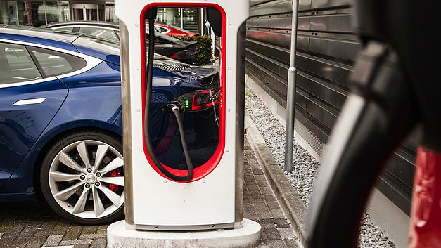 Tesla lanceert eerste Belgische Supercharger op zonne-energie