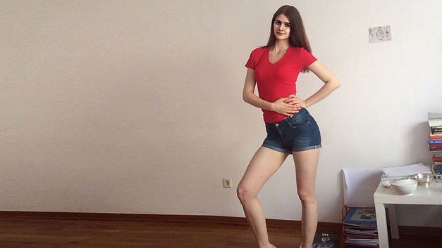 Kim verkoopt haar maagdelijkheid voor de aanschaf van… een auto