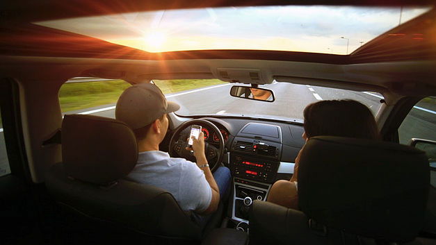 Ruim 1 op 5 jongeren gebruikt smartphone tijdens elke autorit