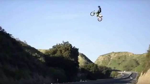 Motorcrosser springt illegaal over snelweg (+VIDEO)