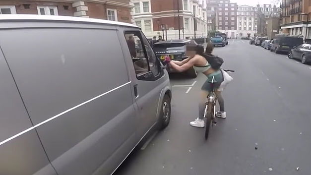 Lastiggevallen meisje neemt zoete wraak (+VIDEO)