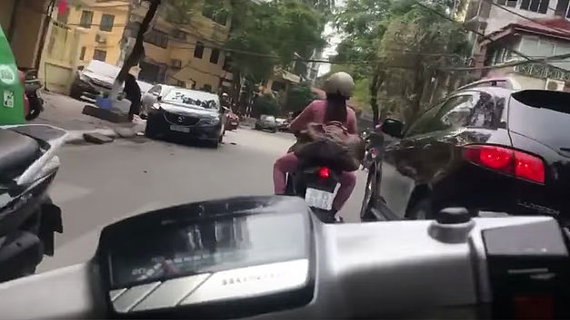 Waaghals op scooter gaat viraal (+VIDEO)