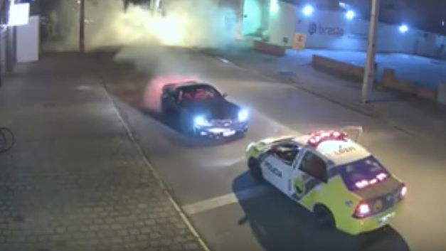 De slechtste timing ooit om donuts te draaien (+VIDEO)