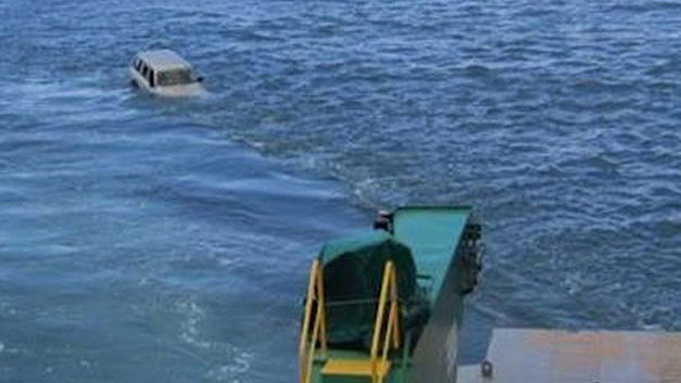 SUV op veerboot gaat liever zwemmen! (+VIDEO)