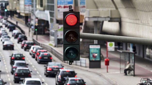 Verkeerlichten zijn slecht afgesteld en veroorzaken vervuiling