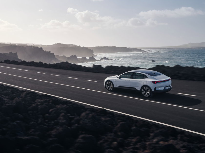 Polestar 4 coupé (2) (Moyenne)