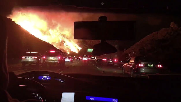 Conduire à travers un feu de forêt à Los Angeles
