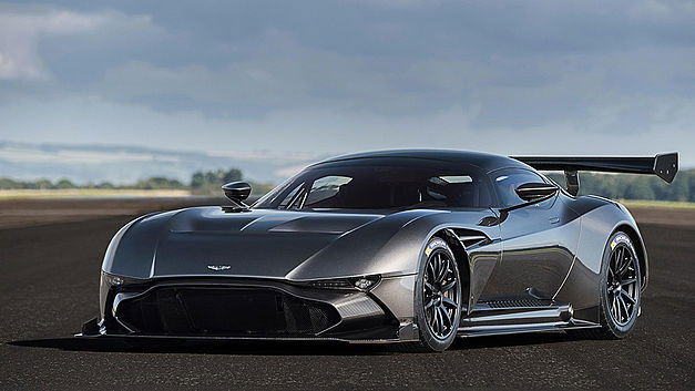 Bommenwerper Vulcan geeft fakkel door aan gelijknamige Aston Martin