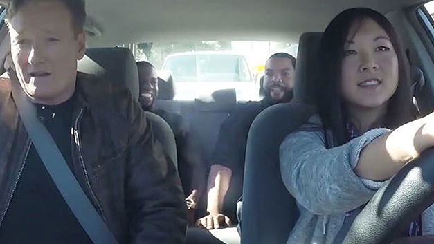 Drie bekenden willen een medewerker van Conon O’Brian leren rijden