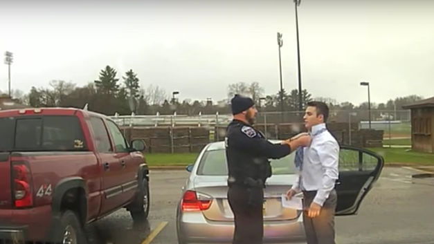 Quand un policier arrête un étudiant pour lui apprendre à nouer sa cravate (+VIDEO)