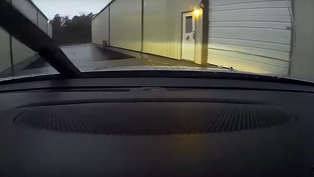 Inattentives au volant, elles immergent leur voiture dans une flaque géante! (+VIDEO)