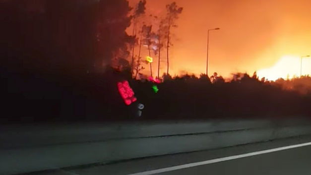 Images choc: un conducteur piégé dans un incendie au Portugal (+VIDEO)