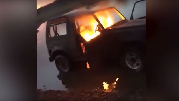 Ces jeunes riches de Londres mettent un 4×4 en feu pour s'amuser (+VIDEO)