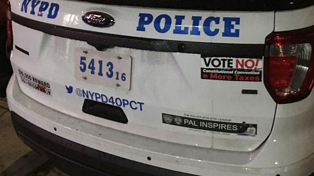 Des policiers sommés de retirer les messages politiques de leurs véhicules