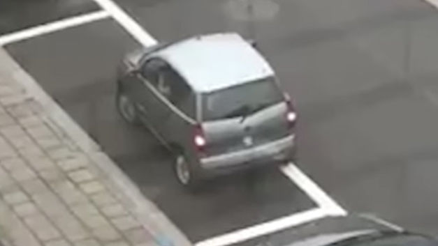Elle prend une éternité à garer sa petite voiture (+VIDEO)