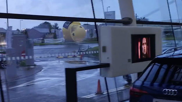 Un canard géant en liberté rebondit sur les voitures à Glasgow