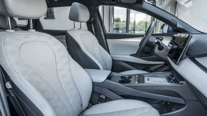 Bij warm weer moet je een nieuwe auto goed ventileren om giftige stoffen eruit te krijgen