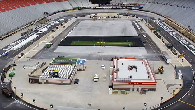 Une piste de course de bolides se transforme en un stade de football: magie ou technologie?