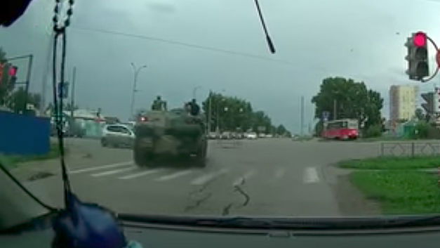Collision entre une Kia et un BTR-80 de l’armée (+VIDEO)