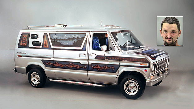 Cet homme a une drôle de passion pour la mécanique…