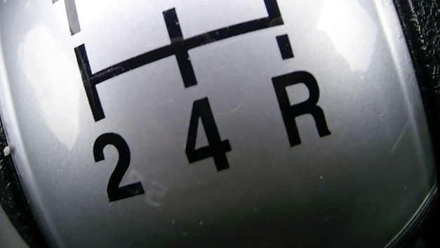 Un véhicule touche un auvent: qui paie les frais?