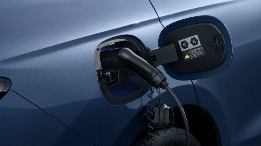 phev-plug-inhybride-laden-2026-straf