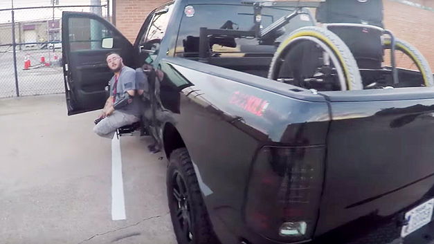 Il conduit son camion Ram sans jambes et avec son unique bras